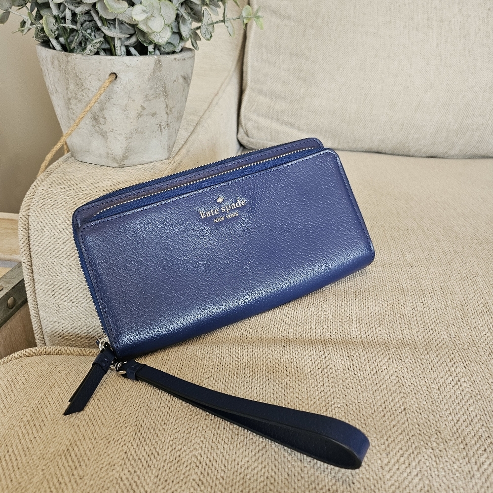 Almost new Kate Spade wallet wristlet